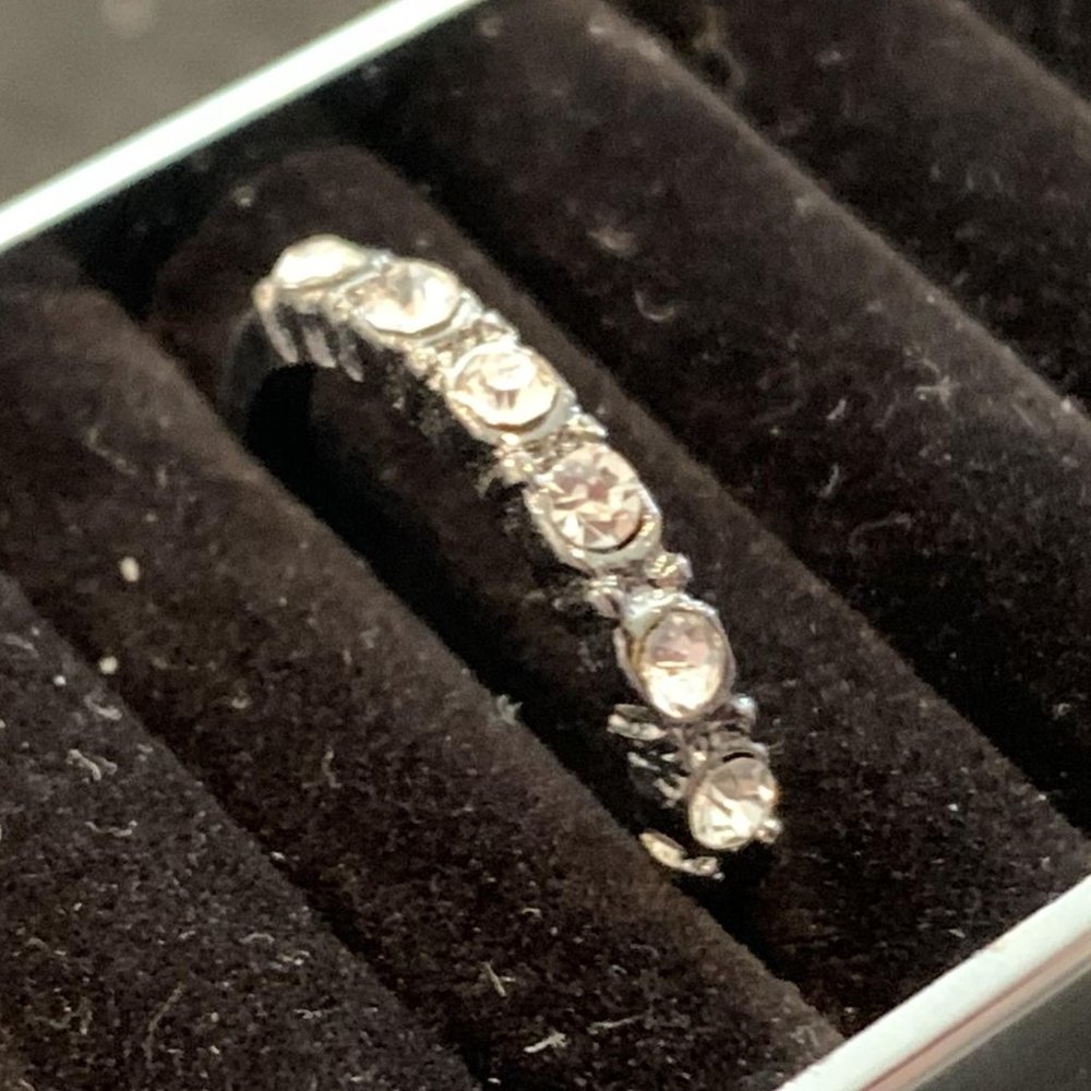 💍 Slender Ring Mounted with Diamond Simulants